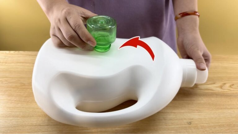 Transform an old detergent bottle into a game-changing kitchen tool that surprises…